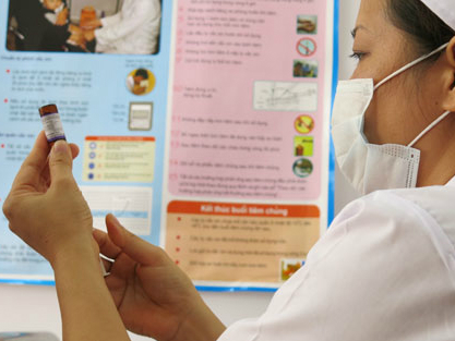  Việt Nam là một trong ít nước ở khu vực đã sản xuất được vaccine phòng bệnh cho người. Ảnh: N.P.