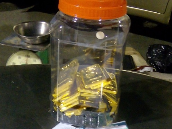 Tạm giữ người đàn ông vận chuyển 18kg vàng qua biên giới