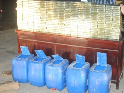 Vận chuyển 300 bánh heroin, điên cuồng lao ô tô vào xe Cảnh sát