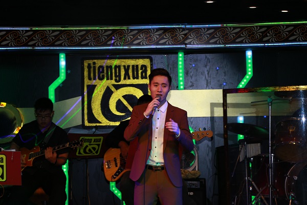 Ca sĩ Tuấn Hoàng với minishow Khúc tình Bolero