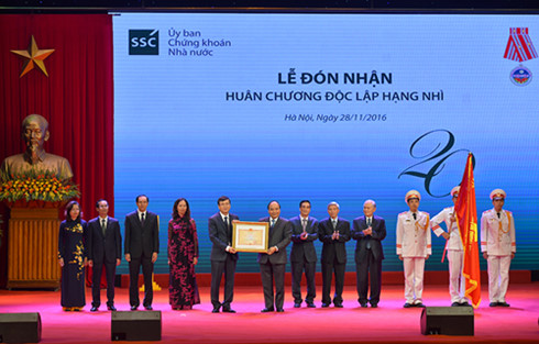  Thủ tướng trao Huân chương Độc lập hạng Nhì cho Ủy ban Chứng khoán Nhà nước.
