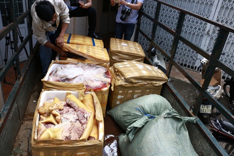 Phát hiện xe tải vận chuyển hơn 700kg thịt heo hôi thối