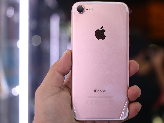 iPhone 7 vàng hồng giá dưới 15 triệu đồng vẫn ế khách