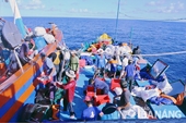 Chợ di động của ngư dân trên biển