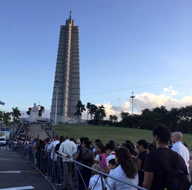  Bên ngoài Khu tưởng niệm José Martí ở thủ đô La Havana, dòng người dân Cuba xếp hàng chờ vào viếng vị lãnh tụ của mình - Ảnh: VOV