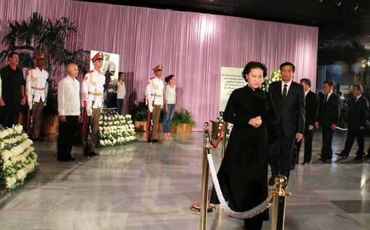 Chủ tịch Quốc hội viếng lãnh tụ Cuba Fidel Castro