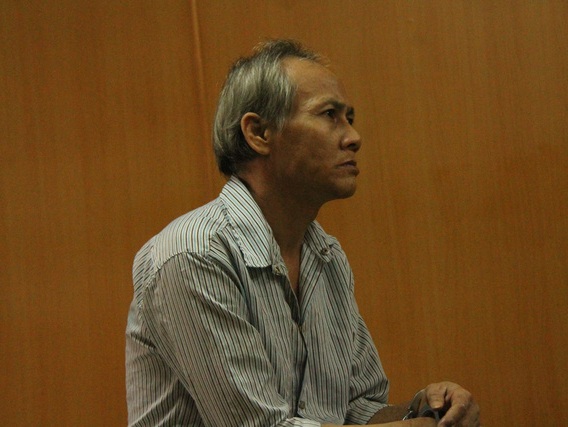 Tú ông rải danh thiếp ở khách sạn để tìm khách