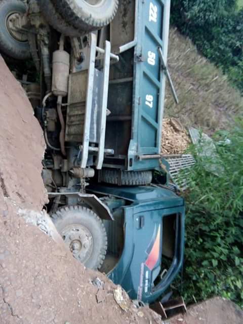 Cầu sập, xe tải cắm thẳng xuống suối