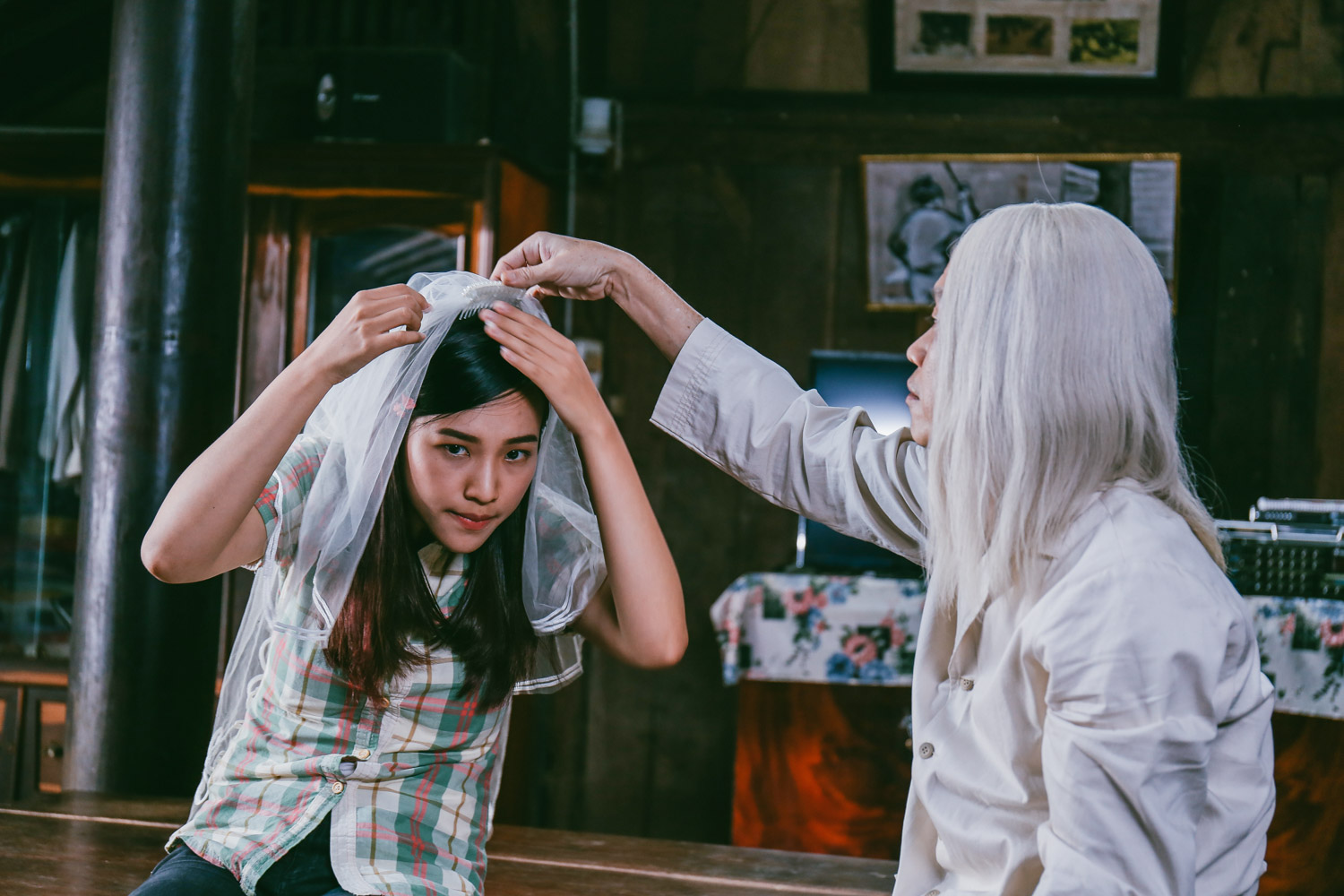 Á Hậu Hoàng Oanh bị bắt gặp yêu người đã có con riêng