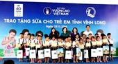 Quỹ sữa Vươn cao Việt Nam và Vinamilk tiếp tục trao tặng gần 130 000 ly sữa cho trẻ em tại Vĩnh Long