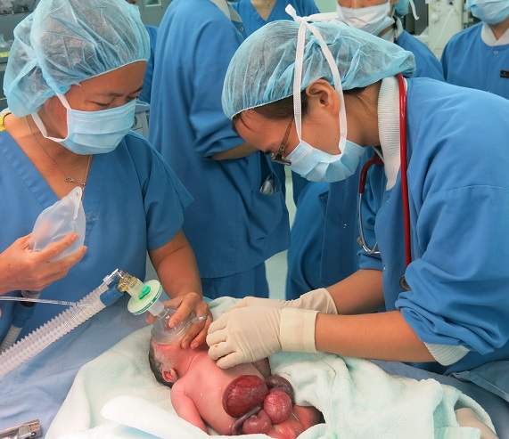 Em bé được các bác sĩ Vinmec hồi sức ngay sau khi sinh - hầu hết tạng của bé đều nằm ngoài thành bụng