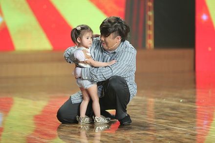 Gia Bảo lần đầu đưa con gái lên sân khấu