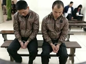 Bắt quả tang 2 người Trung Quốc dùng thẻ ATM giả rút tiền ở Hà Nội