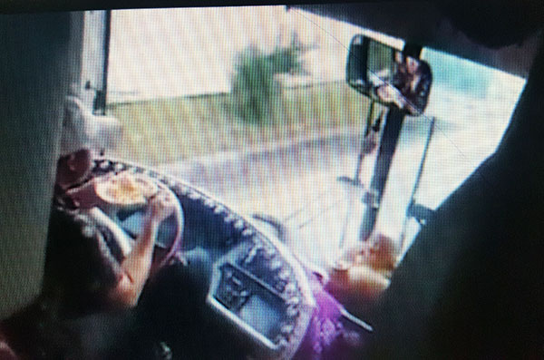 Tài xế xe khách vừa lái xe vừa ăn mì bị đình chỉ công tác