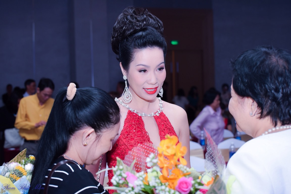 Trịnh Kim Chi lộng lẫy khoe sắc tựa đóa hồng