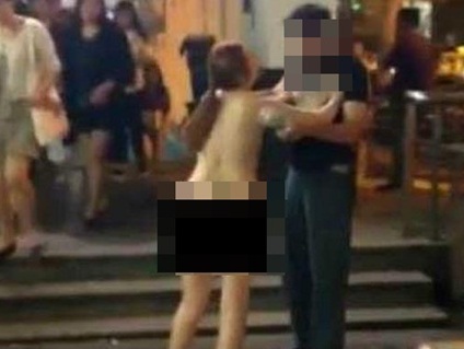 Lột trần bạn gái giữa đường vì bị chia tay