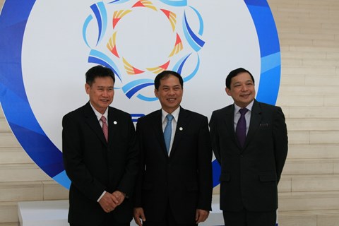  Thứ trưởng Bộ Ngoại giao Bùi Thanh Sơn (giữa) cùng các đại biểu