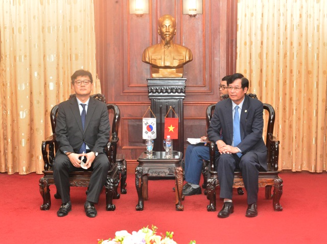 Phó Viện trưởng VKSNDTC Trần Công Phàn tiếp ông Lee Chang Soo, Vụ trưởng Vụ các vấn đề hình sự quốc tế, Bộ Tư pháp Hàn Quốc