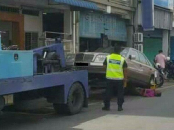 Dùng thân mình ngăn cảnh cảnh sát giao thông kéo xe đi