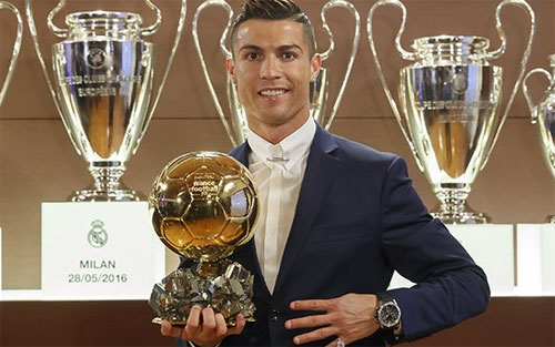  Ảnh Ronaldo chụp với Quả Bóng Vàng do France Football công bố, được thực hiện tại trụ sở Real Madrid giữa tuần trước.