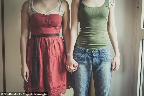 Lạ lùng con gái cưới  mẹ kế sau khi cha qua đời