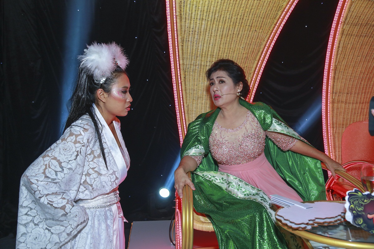 Tiếu lâm tứ trụ Bốn giám khảo bấn loạn vì Hội nhập hay Nhập hội