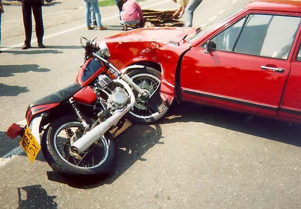 Nạn nhân gặp tai nạn khi đang lái mô-tô và được chẩn đoán đã chết, nhưng thực chất vẫn sống khi được mang đến nhà xác (Ảnh minh họa)