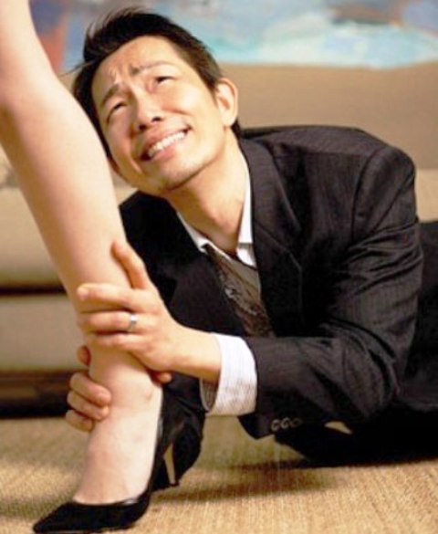 Chồng quỳ xuống xin tôi giúp đỡ khi bồ anh có thai