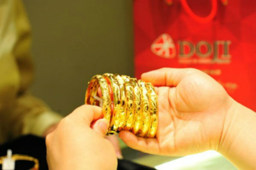 USD bật tăng, vàng giảm dè dặt