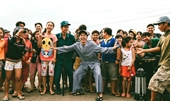 Người dân vây quanh Hoài Linh, Quang Minh xem quay phim