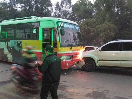 Xe Fortuner tông chết cụ ông, đấu đầu xe buýt