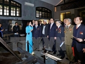 Dâng hương tưởng niệm các chiến sỹ bị tù đày tại Nhà tù Hỏa Lò