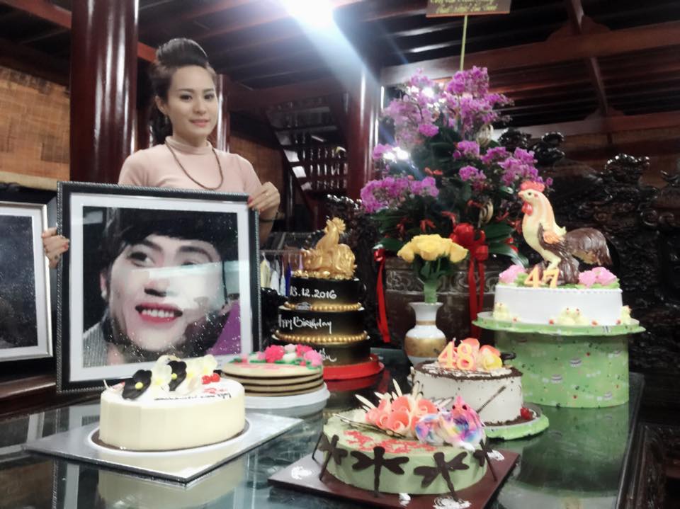 Hoài Linh cười tít mắt nhận quà độc từ con gái nuôi Ánh Linh