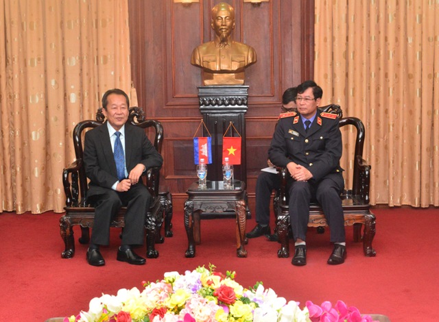 Đồng chí Công Phàn, Phó Viện trưởng VKSNDTC tiếp ông Hy Sophea, Quốc vụ khanh Bộ Tư pháp Campuchia