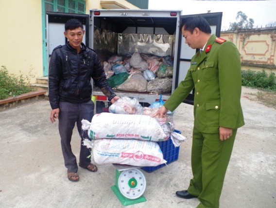 Bắt giữ xe tải chở gần 1 tấn lòng, bì lợn không rõ nguồn gốc