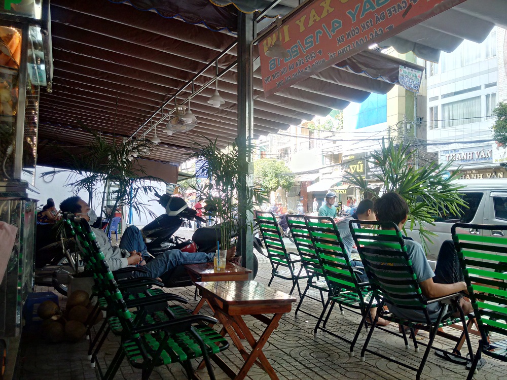 Quận 5, TP HCM Lắp đặt mái che kiên cố chiếm vỉa hè, địa phương có tiếp tay