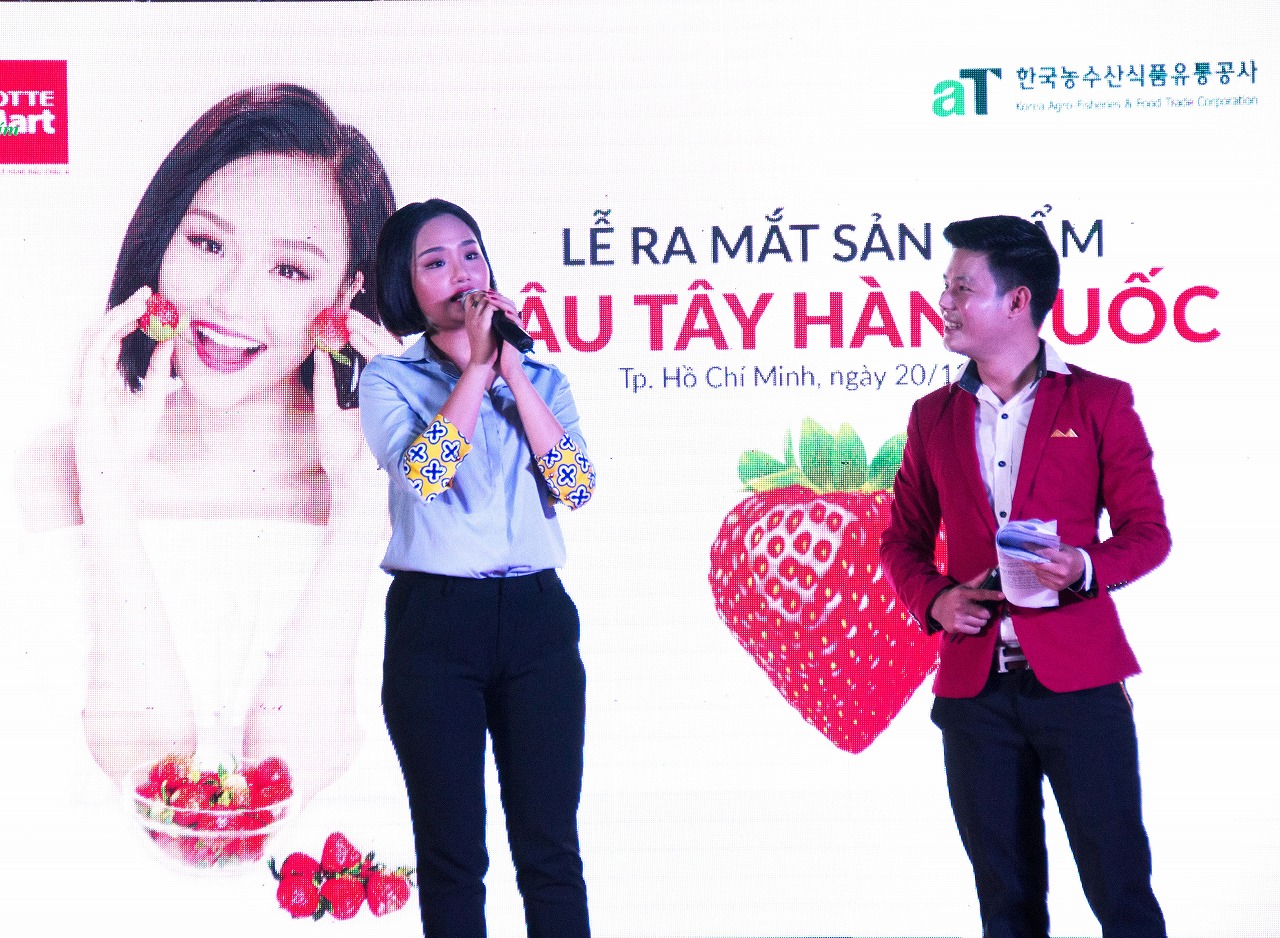 Dâu tây Hàn Quốc thu hút khách hàng LOTTE Mart