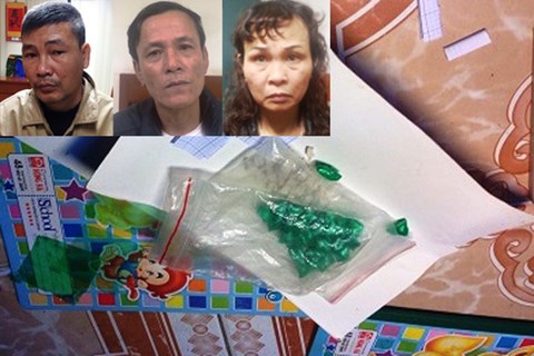 Các đối tượng và một số gói nilon màu xanh bên trong chứa heroin được Lan chia nhỏ để bán cho con nghiện