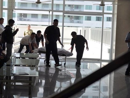 Cụ ông 74 tuổi rơi từ tầng 10 xuống tầng 3 bệnh viện