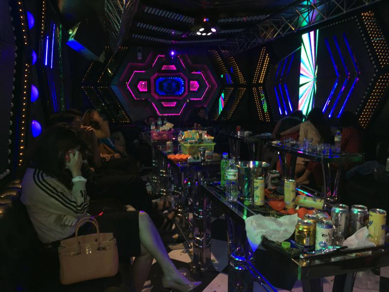 Đột kích quán karaoke không phép, bắt 18 đối tượng đang sử dụng ma túy