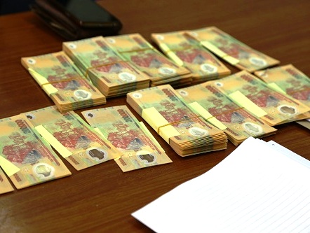 Mang tiền giả đánh lừa người dân quê