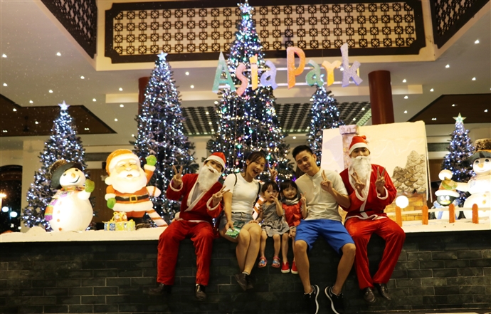 Ông già Noel ở Asia Park là những ông già Noel “xì tin” và thân thiện, luôn mang theo những món quà để dành tặng du khách.