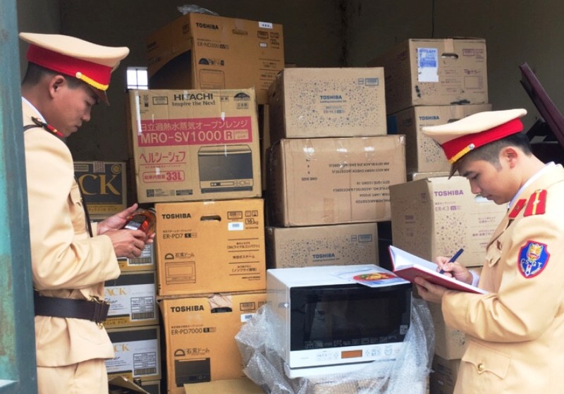 Bắt giữ vụ vận chuyển hơn 1 000 chai rượu ngoại nhập lậu