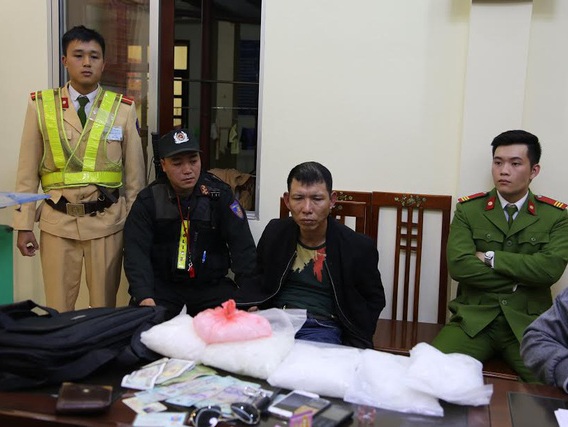 CSGT bắt đối tượng vận chuyển 5kg ma túy đá