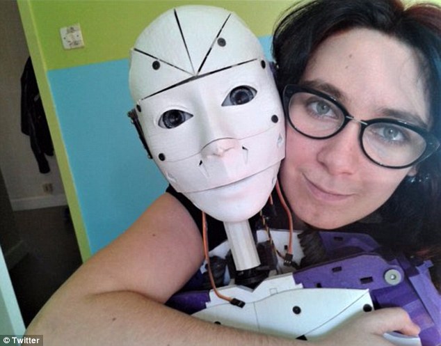  Lilly yêu chú robot mà cô tự in bằng công nghệ 3D
