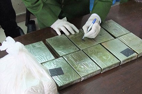 10 bánh heroin trên chiếc xe Limousine VIP