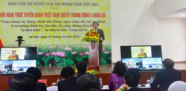 Bí thư Trung ương Đảng, Chánh án TAND tối cao Nguyễn Hòa Bình truyền đạt các nội dung chính của Nghị quyết Trung ương 4 khóa XII 