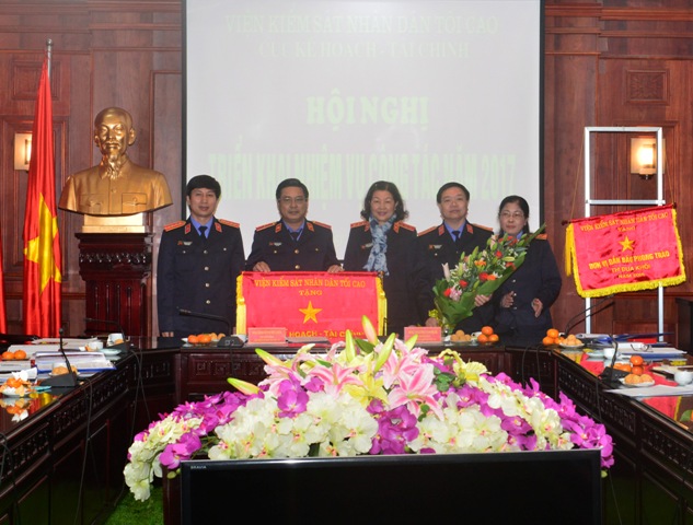 Phó Viện trưởng VKSNDTC Nguyễn Thị Thủy Khiêm trao Cờ thi đua ngành KSND cho tập thể lãnh đạo Cục Kế hoạch - Tài chính