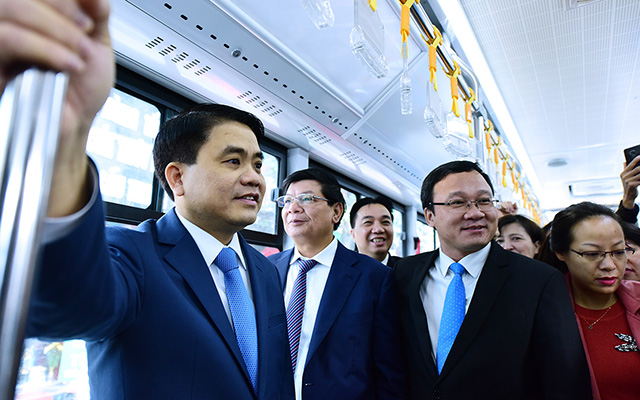  Chủ tịch UBND TP Hà Nội cùng lãnh đạo ngành giao thông trải nghiệm xe buýt nhanh