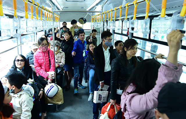  Đông đảo hành khách sử dụng buýt nhanh miễn phí trong ngày đầu khai trương